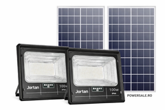 Set 2 Proiectoare Solare JORTAN 100W IP66 + CADOU Cameră Supraveghere Jortan 1080P WiFi cu Card 32GB Inclus Powersale